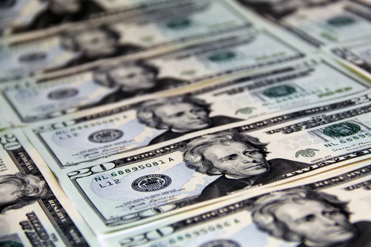 Dólar cai com escala 6x1, pesquisas eleitorais e atividade econômica no radar; Ibovespa sobe