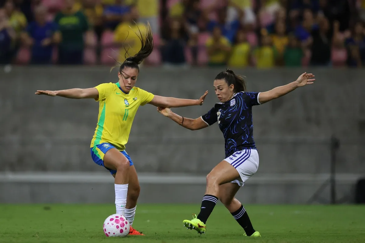 Brasil abre vantagem, mas cede empate à Argentina em casa