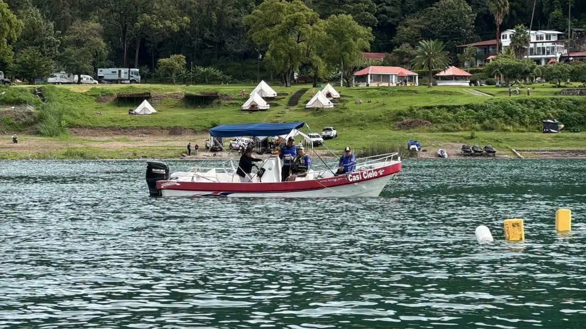 Bomberos Voluntarios y la Base Naval en Guatemala continúan la búsqueda de dos desaparecidos tras el hundimiento de un helicóptero en el lago Atitlán