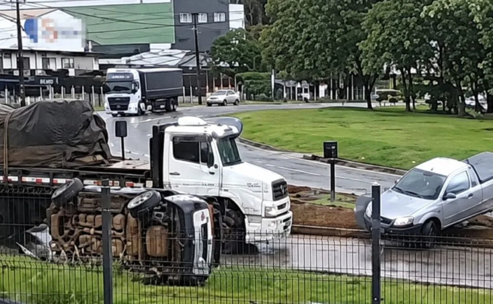 Vídeo! Câmera flagra três acidentes na PR-317 em poucas horas: carros rodam, saem da pista e um capota; assista