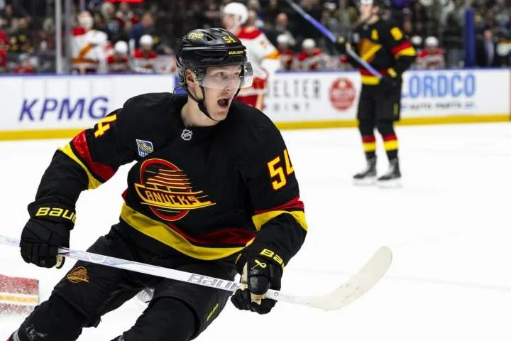 Maple Leafs acquire Raty in trade with Canucks