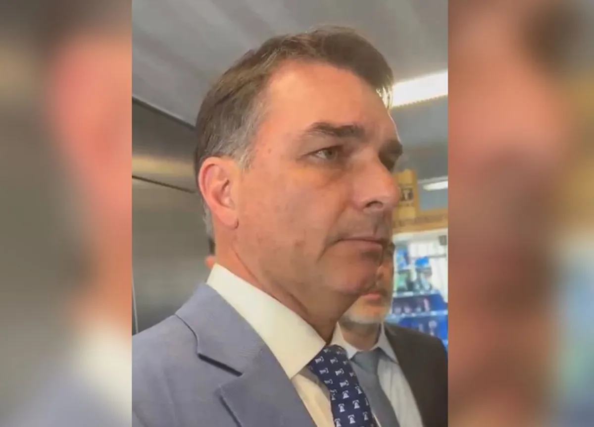 Flávio cita mensagens com Vorcaro e diz que Moraes "tinha que renunciar"