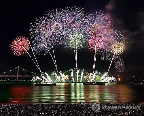 [현장In] 부산불꽃축제 숙박 요금 폭등…'바가지' 논란 언제까지