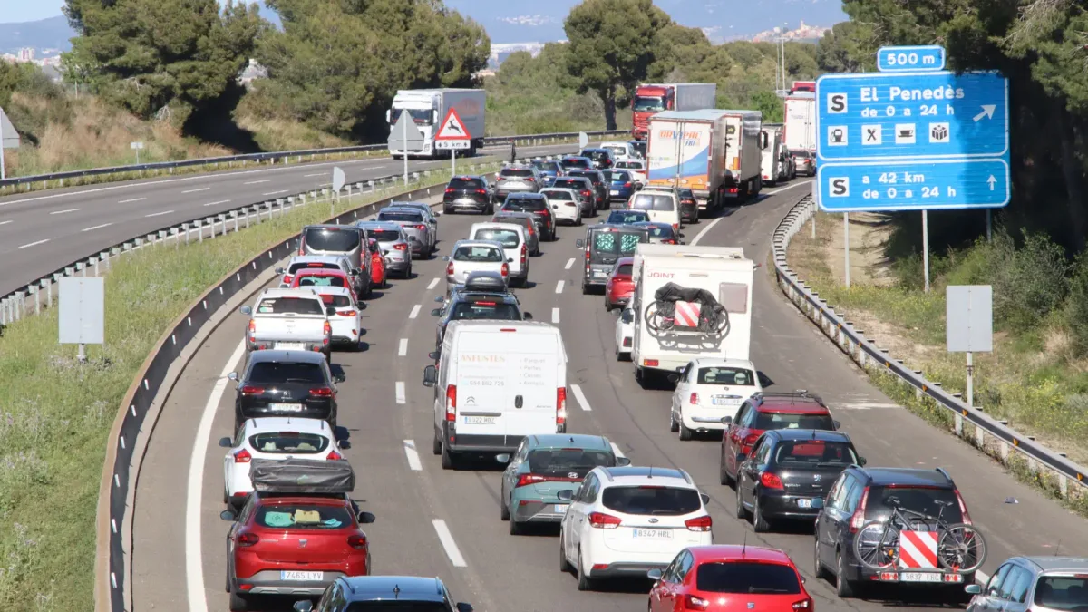 Varios accidentes y retenciones dificultan el tráfico en la primera jornada de la operación retorno del verano