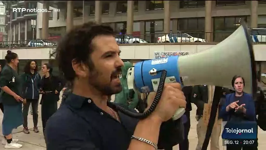 Protesto habitação no Porto. Polícia Municipal obrigou manifestantes a retirar tendas