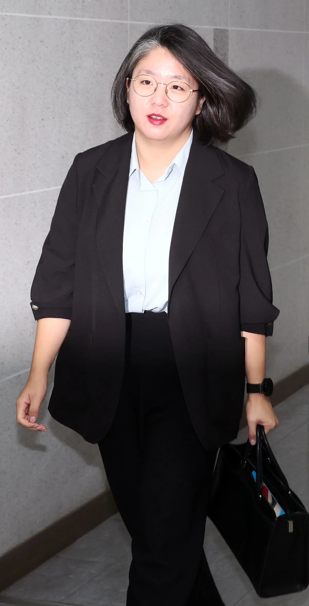 “당연히 사퇴가 맞다” “균형있게 평가 되어야”…민주당서도 ‘장관 겸직 논란’ 확산