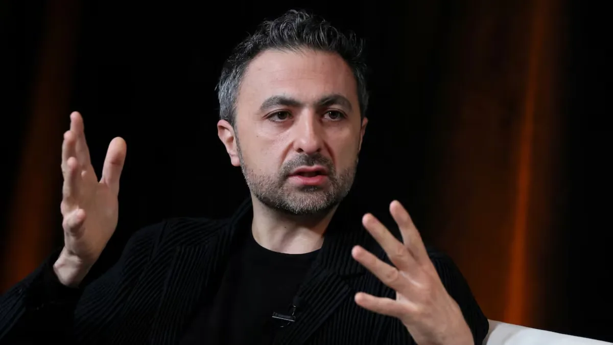 Jefe de IA de Microsoft critica a Anthropic por tratar a su modelo como si fuera consciente