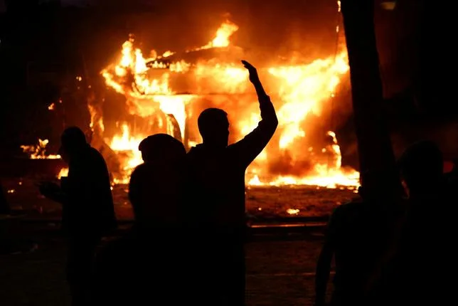 “Tirana est en flammes” : en Albanie, les manifestations anticorruption s’enveniment