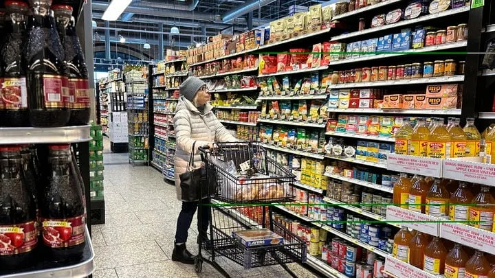소비자물가 3.7%, 트럼프에 ‘전쟁의 부메랑’…중간선거 앞두고 공화당 심판론까지