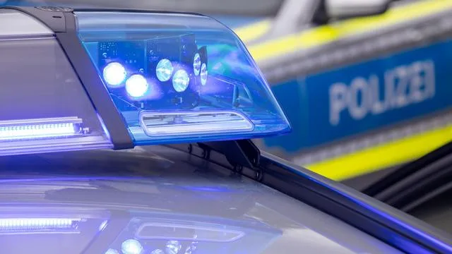Kriminalität: Mann kann teure Taxifahrt nicht zahlen und wirft mit Steinen