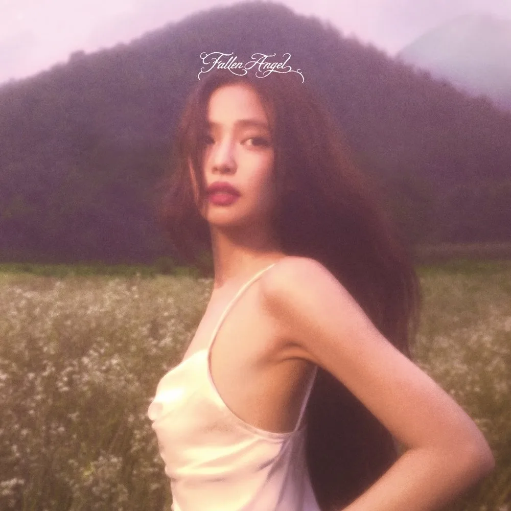 “팀 버튼 연상시키는 다크 판타지” 외신도 주목한 제니의 새로운 얼굴