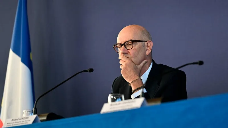 Il promet qu'"aucune pension ne diminuera" mais... Roland Lescure sème le trouble sur la contribution des retraités les plus aisés (qui gagnent au moins 2.000 euros par mois)