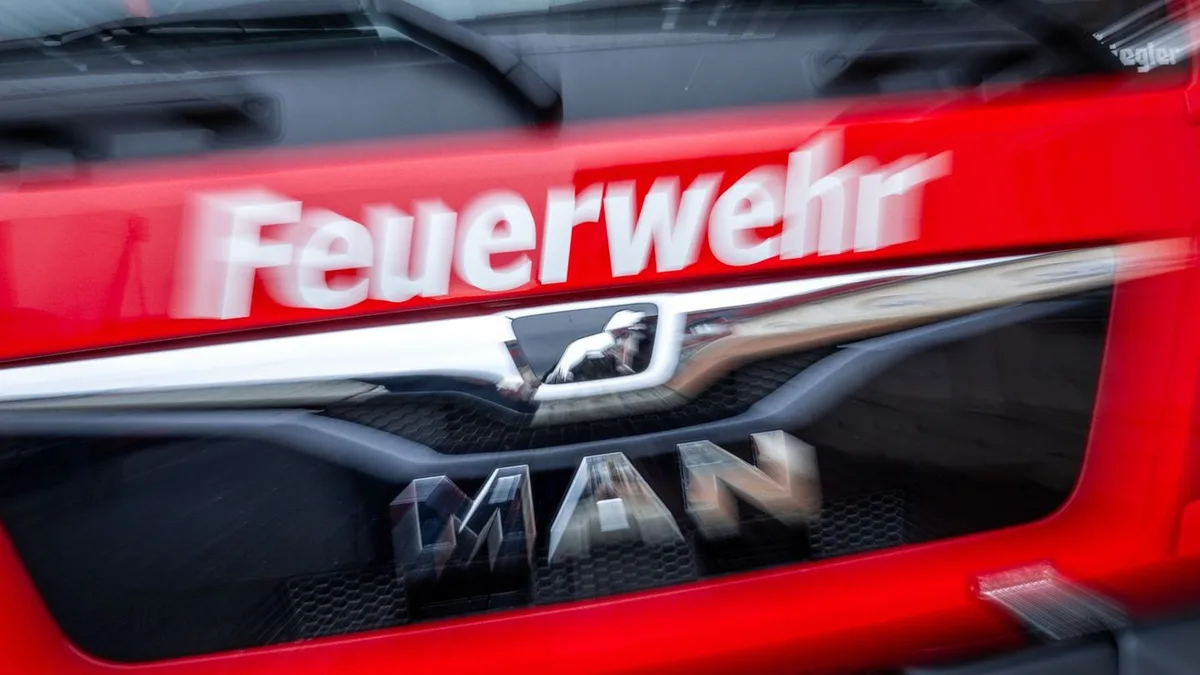 Unfall nach Defekt: Brennender Lkw auf B96