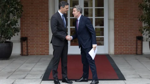 Guerra de columnas en prensa internacional: Sánchez, en Bloomberg; Feijóo, en Politico