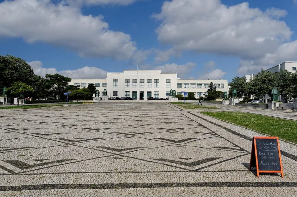 Professor do Técnico desenvolve tecnologia para tornar invisíveis drones e aviões de guerra