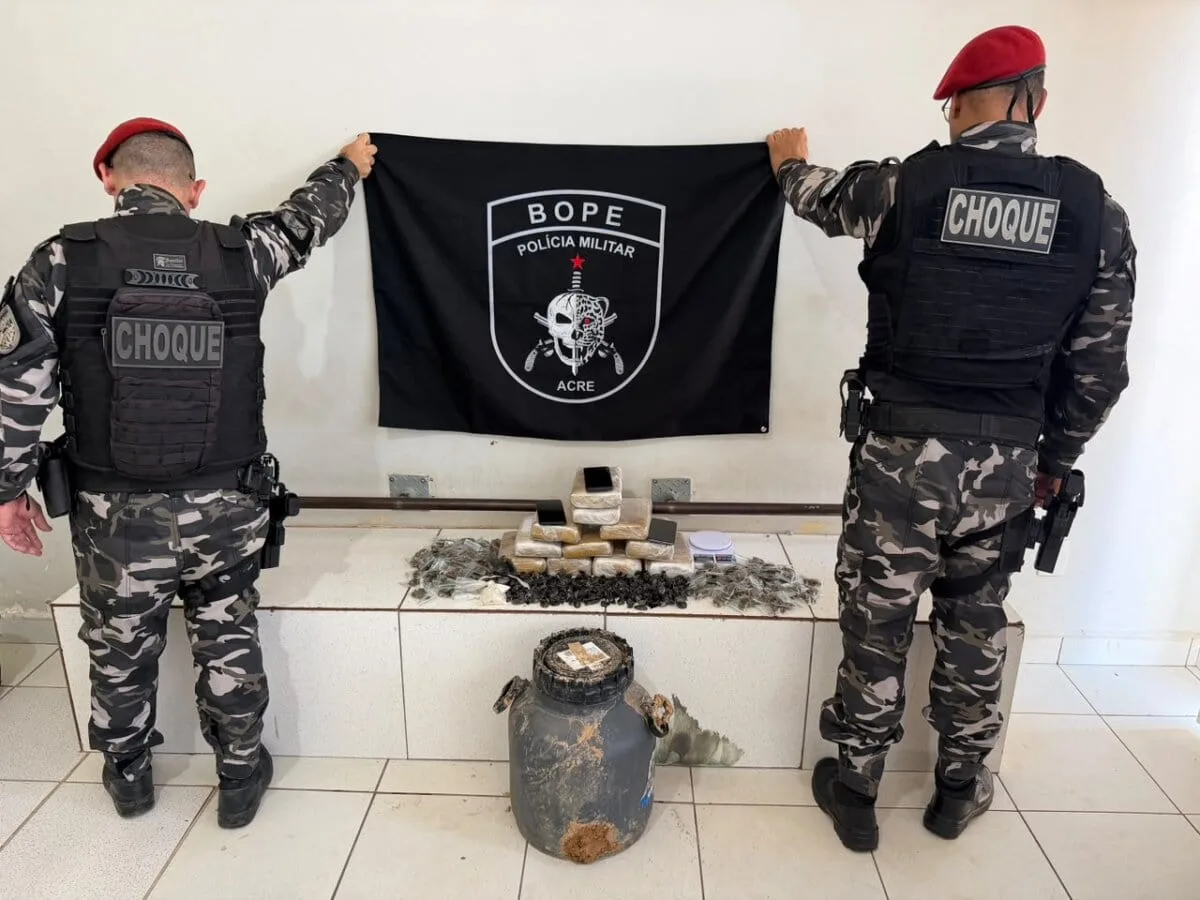 BOPE encontra drogas escondidas em botijão enterrado em quintal de casa em Rio Branco