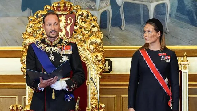 König Haakon VIII. : König Haakon von Norwegen hat Eid auf Verfassung abgelegt
