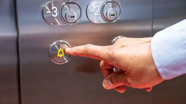 Homem fica retido em elevador na Praça do Carmo