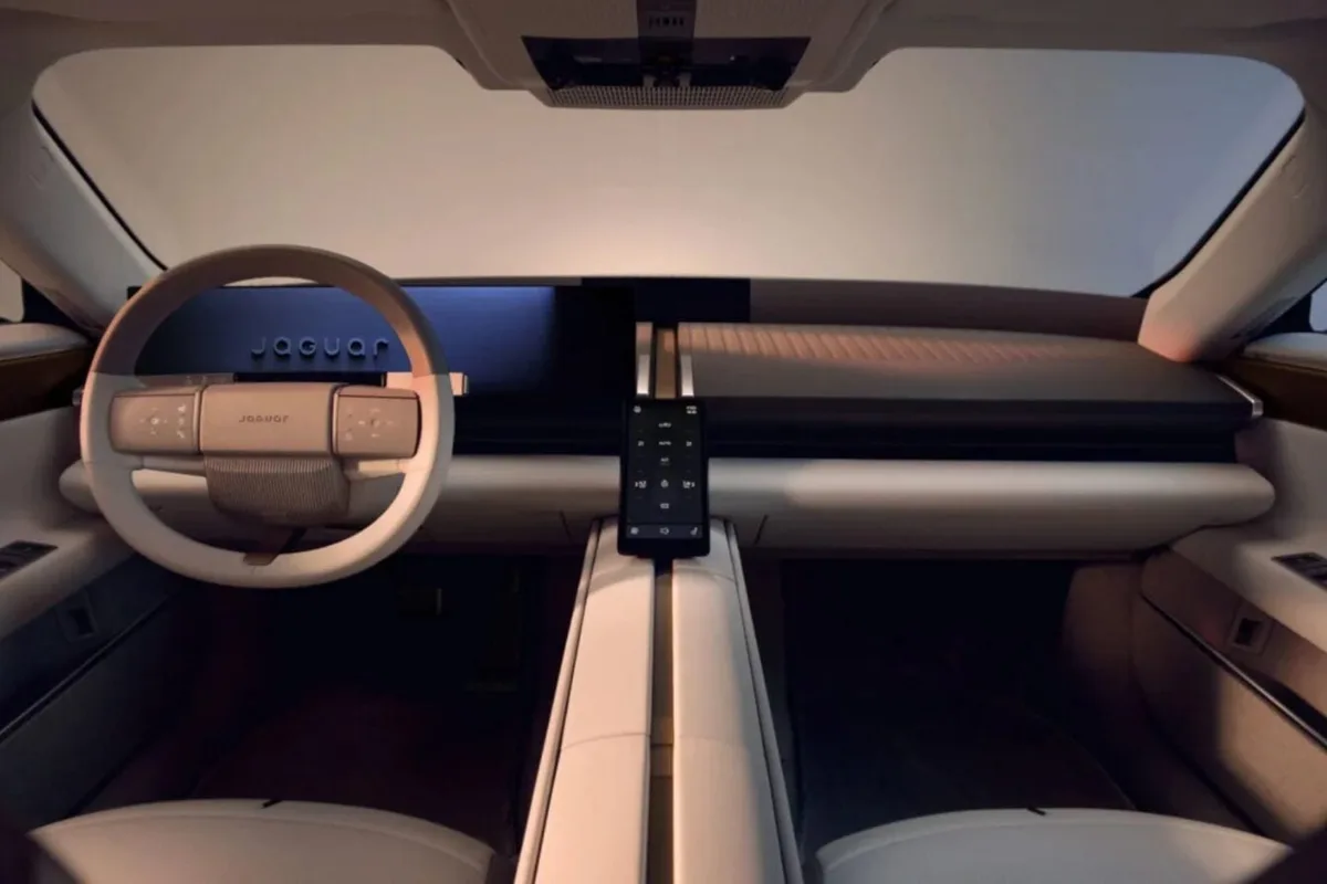 Surfaces planes et épuration extrême : l’intérieur de la Jaguar Type 01 est-il trop futuriste ?