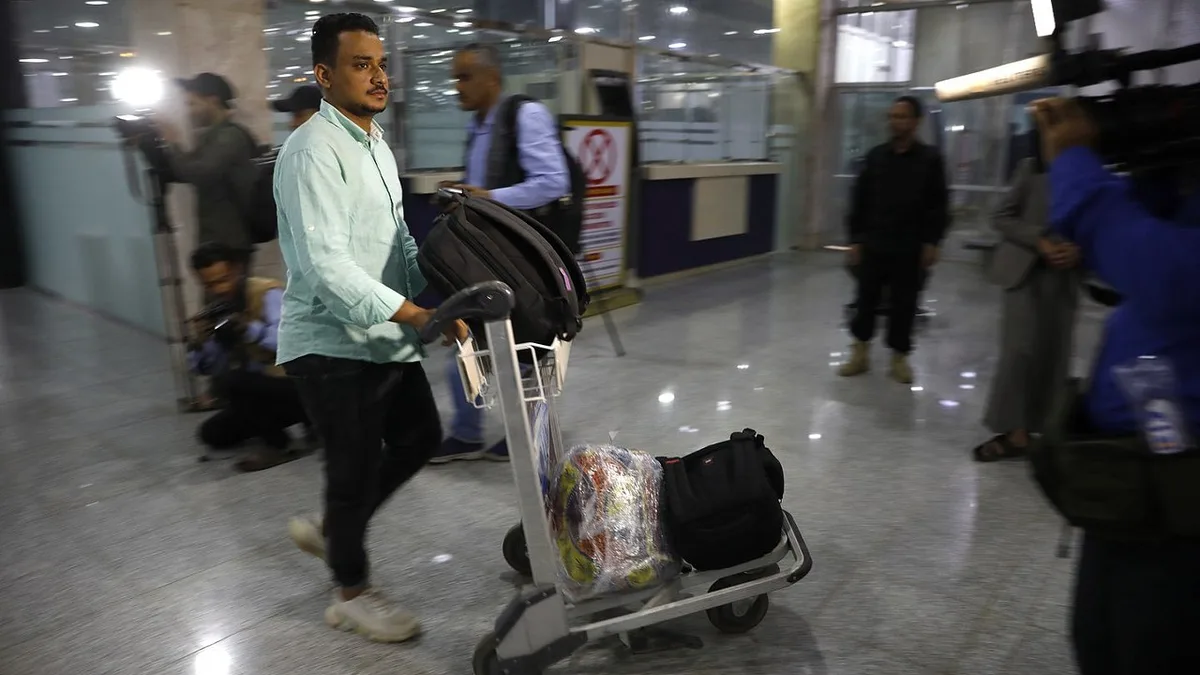 Houthis atacam aeroporto de Aden com mísseis