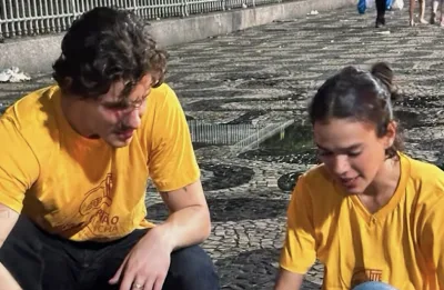 Bruna Marquezine e Shawn Mendes distribuem quentinhas em ação solidária no Rio