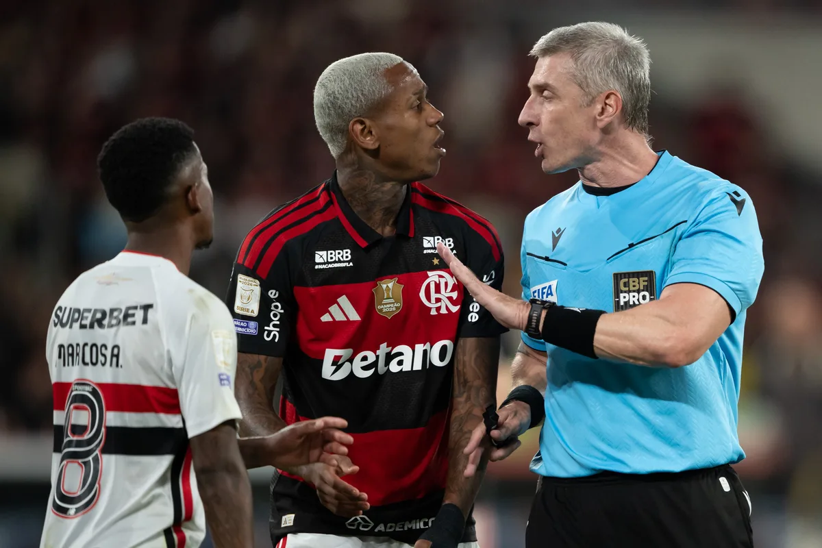 Bragantino encaminha acordo com Flamengo e fica perto de contratar Wallace Yan