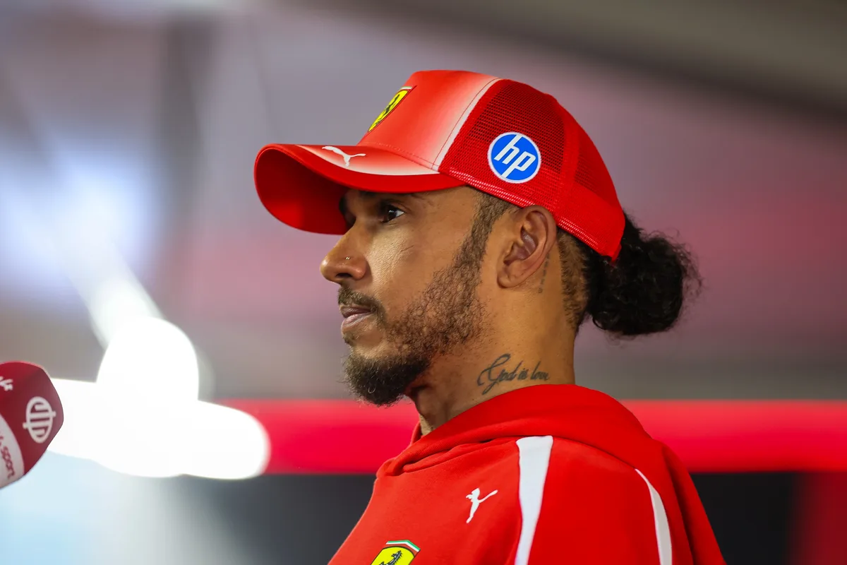 Hamilton ironiza estratégia da Ferrari pelo rádio na Holanda: "Grande forma de perder tempo!"