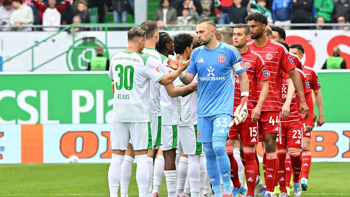 Niederrheinpokal gegen Bezirksligist - Kult-Star bei Fortunas Tor-Party abgefeiert