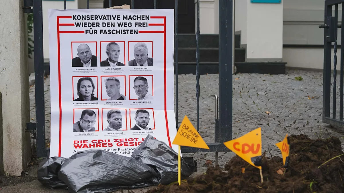 „Braune Scheiße“ - Linksextreme kippen Pferdemist vor CDU-Zentralen