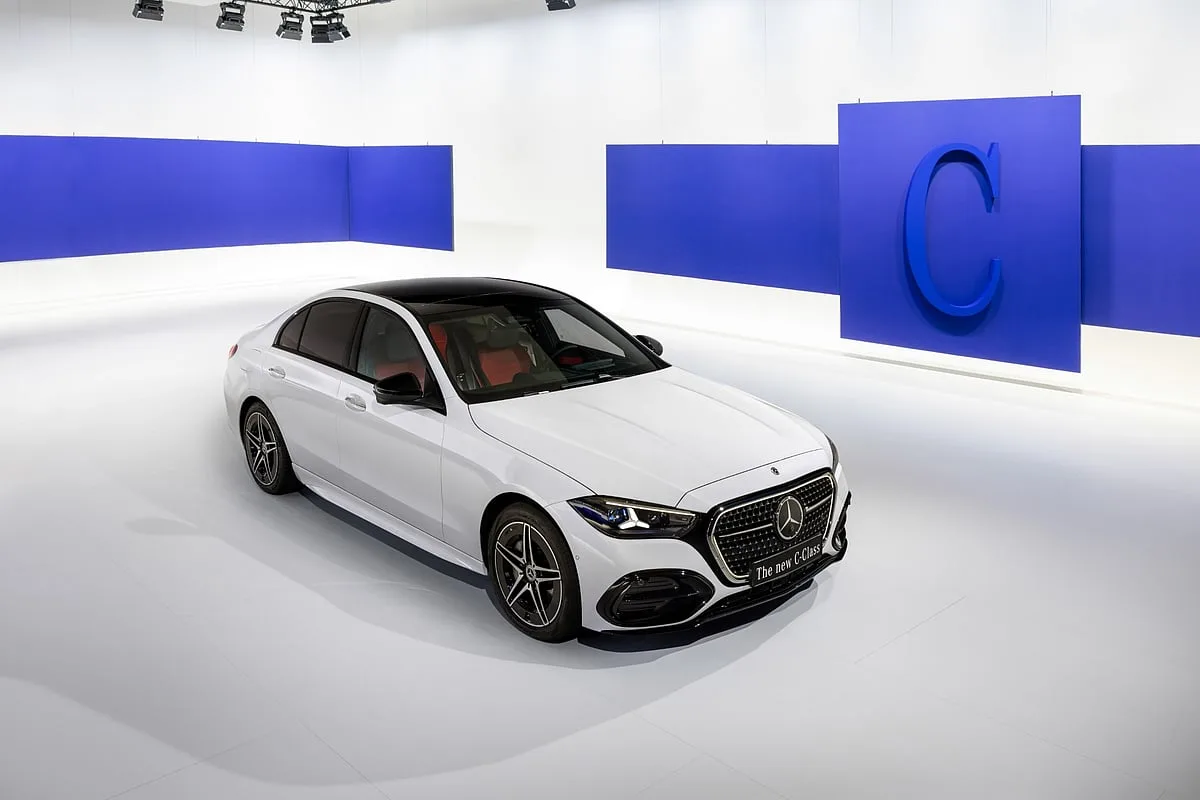 Mercedes inova no Classe C com motor de combustão