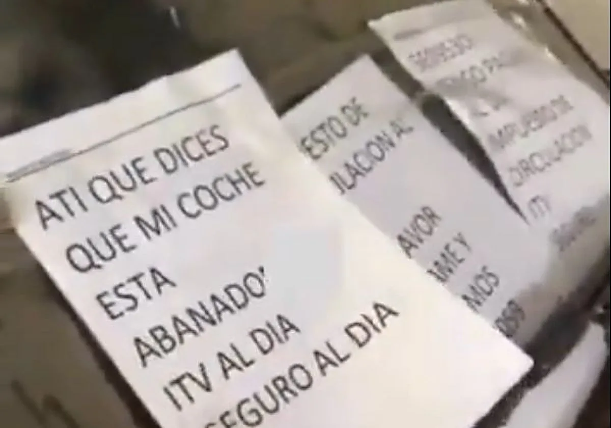 Dos coches llenos de polvo desatan una guerra vecinal de carteles: «¿Exactamente qué es lo que quiere?»