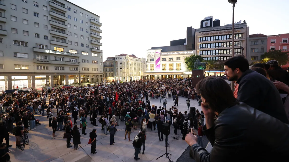 Manifestantes regressam à Praça D. João I para assembleia popular