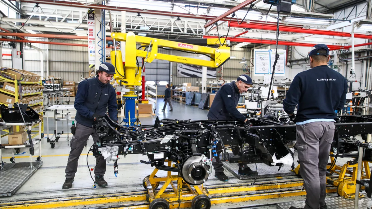 Mitsubishi Fuso retoma atividade no Tramagal e reafirma fábrica como centro de produção europeu