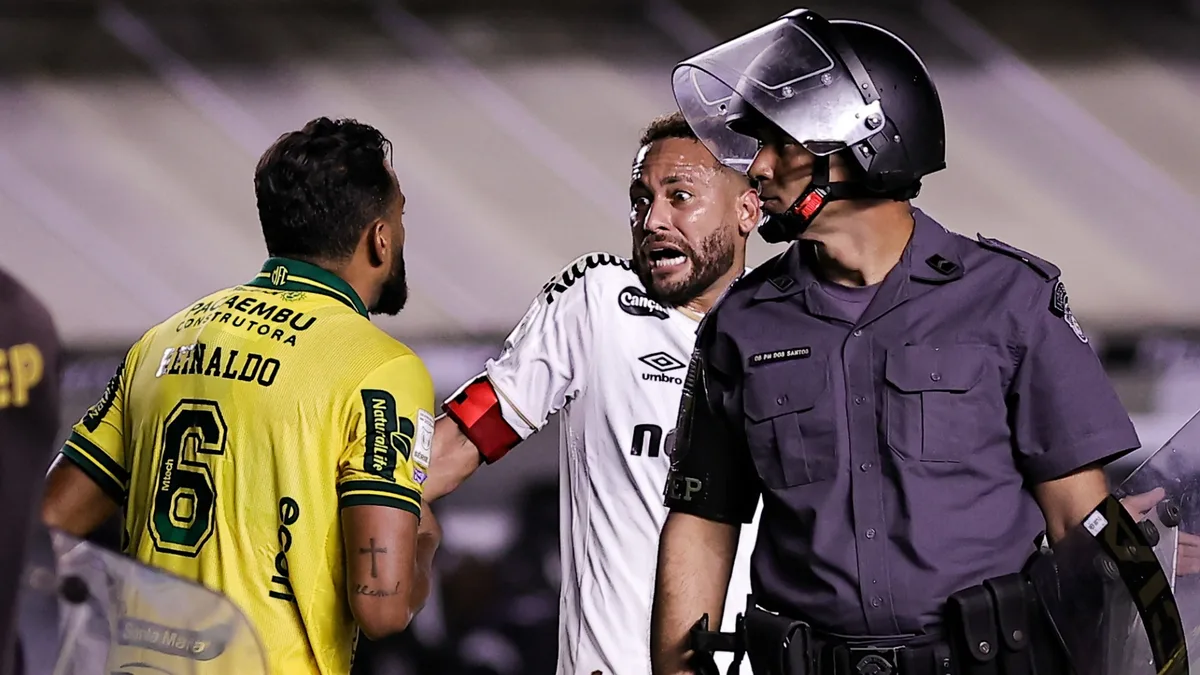Torcedor do Santos que cuspiu em Reinaldo pode ser afastado dos estádios por até três anos