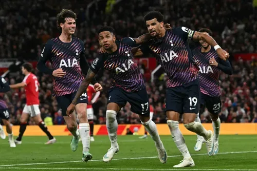 Premier League Saturday: Henderson double fuels Chelsea as Spurs, Arsenal savour late drama