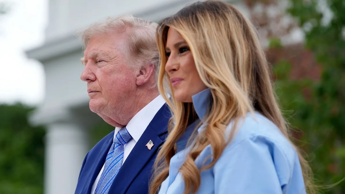 Lo que Donald y Melania Trump parecían susurrarse durante una "intensa" conversación en el palco VIP del Indy Car 250