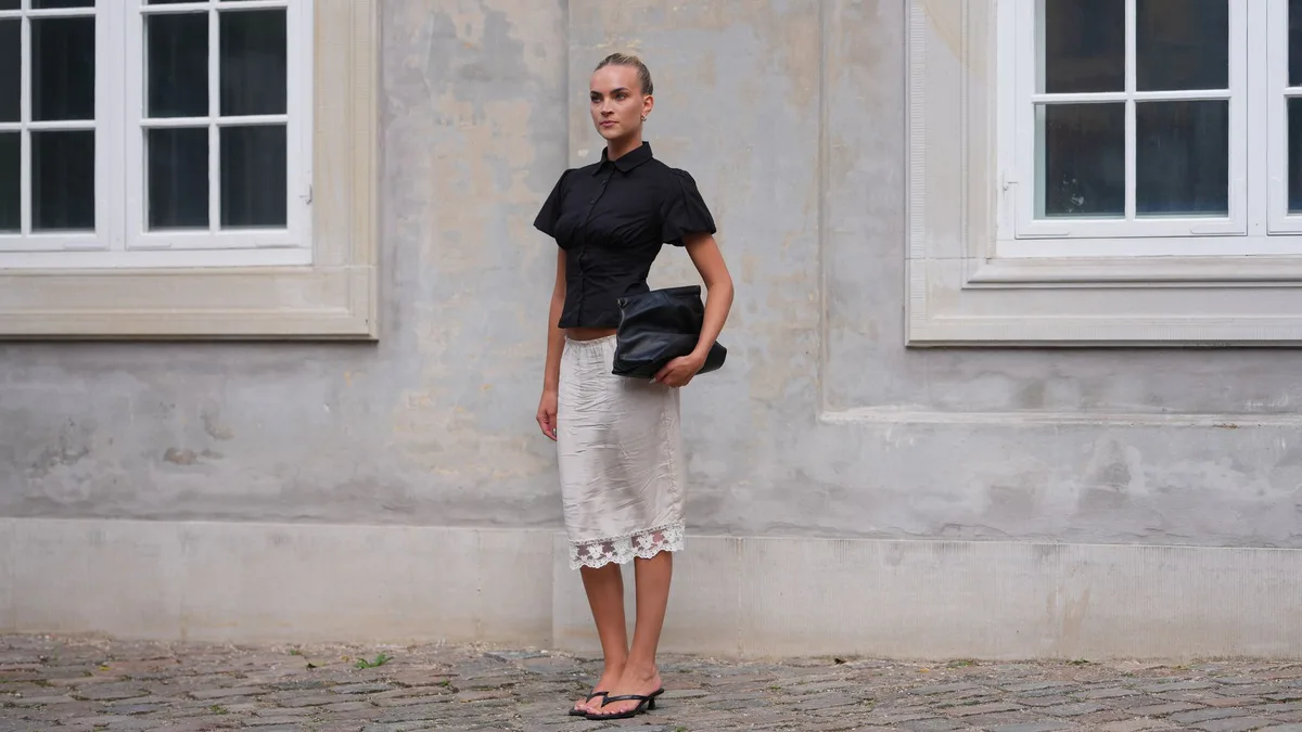 Las faldas satinadas que llevarás ahora con sandalias y después con tus looks de entretiempo