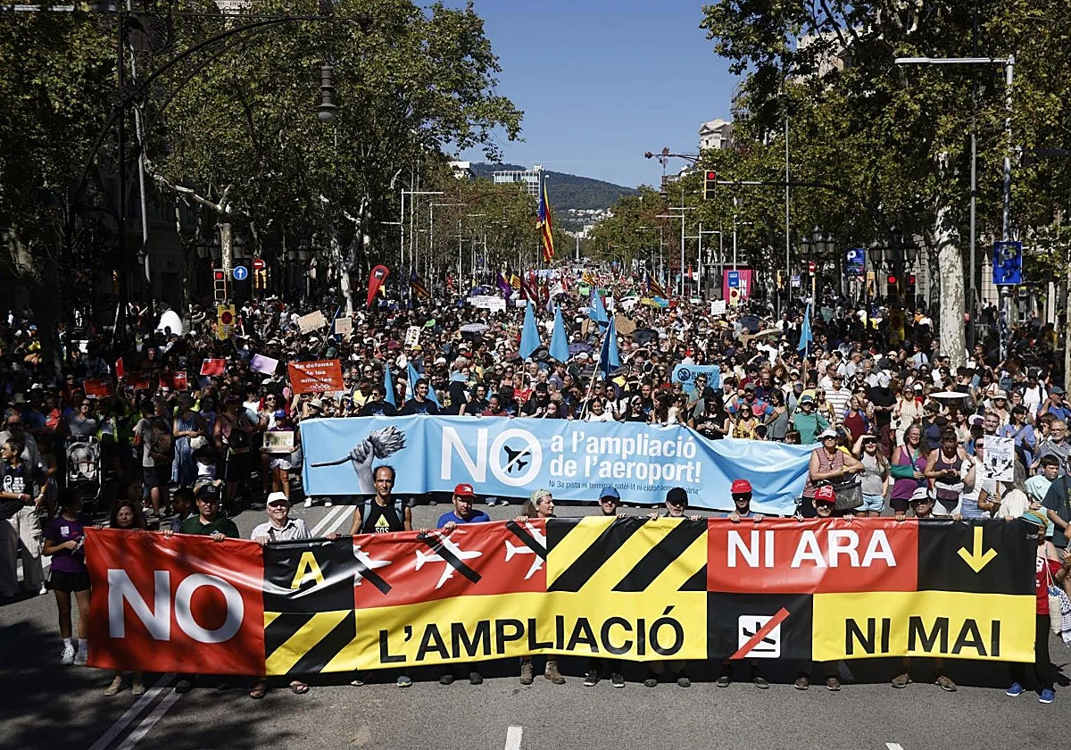 Unas 5.500 personas se manifiestan en Barcelona en contra de la ampliación del aeropuerto