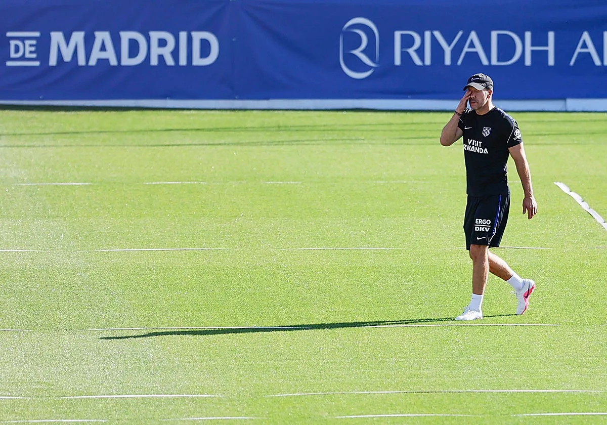 Julián Álvarez no entrena con el Atlético por «indisposición» a tres días de visitar al Sevilla FC