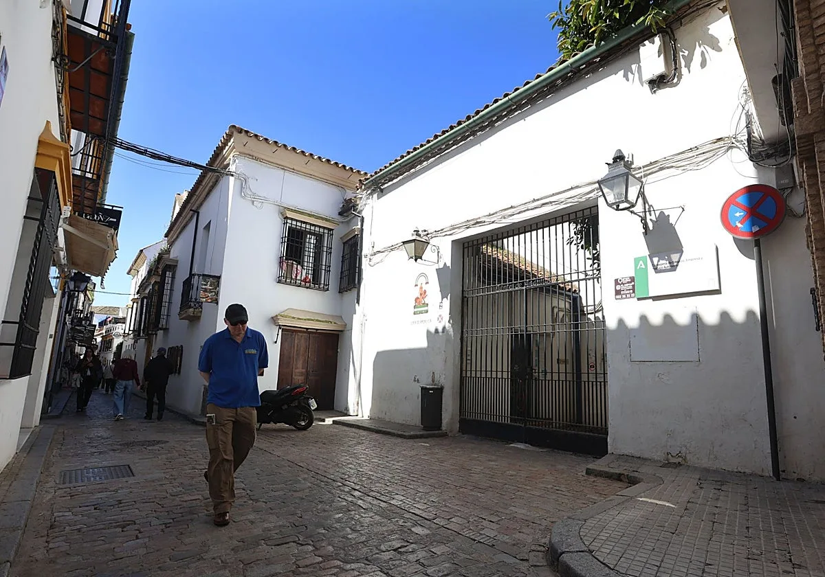 La Junta inicia el proceso para que su edificio en la calle Manríquez de Córdoba pueda tener uso hotelero