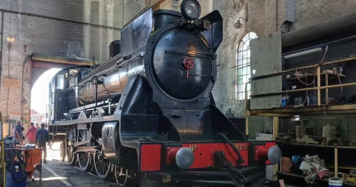 Volvió a rodar un tren a vapor de 1927 que iba a ser chatarra: la emocionante historia de la locomotora que fue rescatada