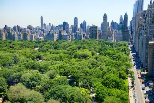 Nueva York estrecha cerco fiscal sobre segundas residencias de magnates, según el WSJ; nuevo impuesto grava viviendas de lujo
