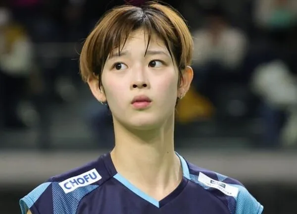 “천사 같다” 뉴진스 하니-트와이스 정연 ‘닮은꼴’ 日 배드민턴 요정, 中 준우승 조 꺾고 덴마크 오픈 16강 진출
