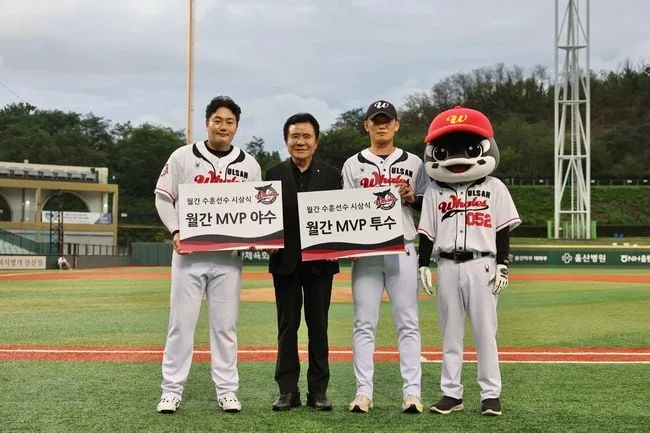 2G 2승 ERA 0.82 고바야시, 타율 .389 최지만…울산 웨일즈 8월 투타 MVP