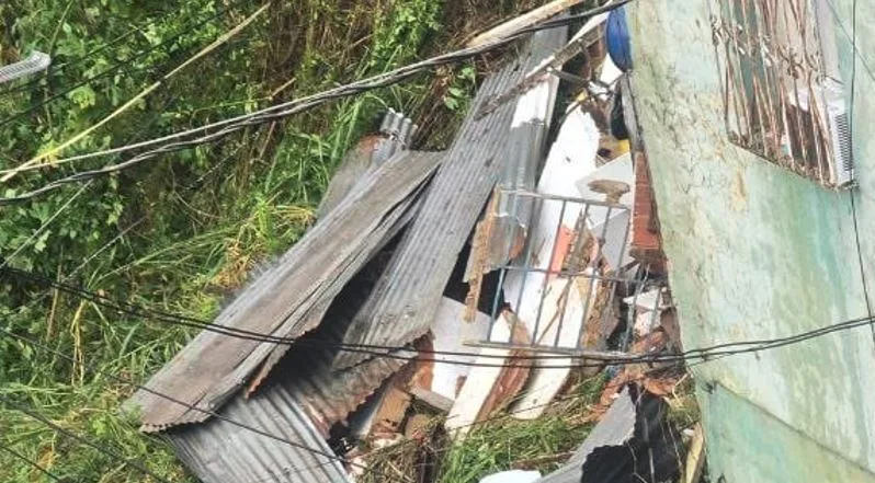 Deslizamiento de tierra destruyó una vivienda en el barrio Unión de Petare tras fuertes lluvias (VIDEO)