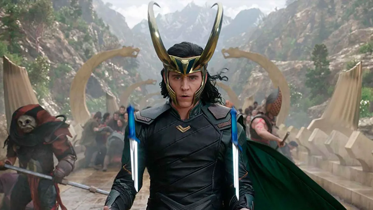 “Por Asgard”: el día que Tom Hiddleston apareció con cabello rubio y martillo en mano para convertirse en Thor