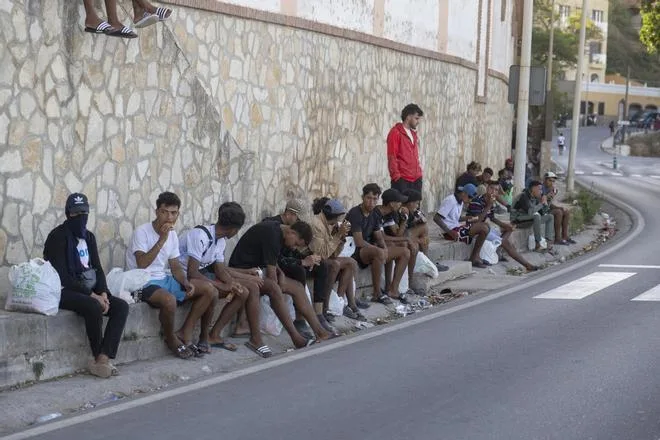 El Gobierno pacta con Ceuta los nuevos espacios para alojar a otros 2.000 migrantes y acelerar las repatriaciones