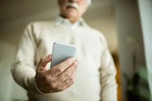 Acessar pornografia em celular corporativo justifica demissão por justa causa