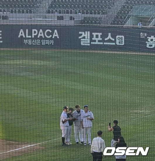 7연패 충격, 그래도 사라지는 잠실구장 마지막 모습 남겨야지…류현진 기념사진을 LG 오지환이 찍어주다