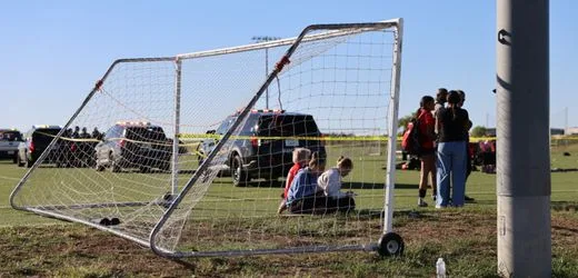 USA: Frau fährt in Wichita mit Auto auf Fußballplatz – zwei Tote, elf Verletzte